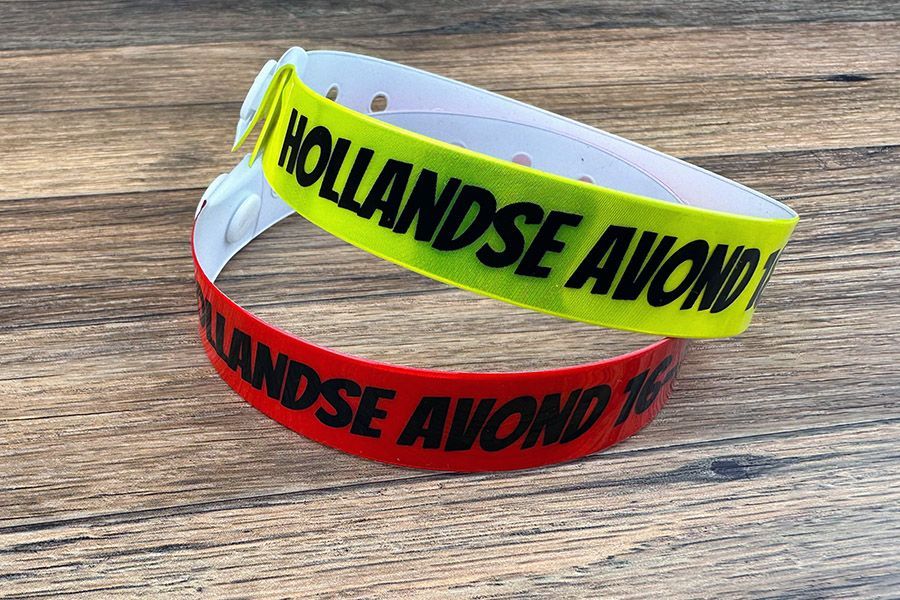 smalle plastic polsbandjes in fluo geel en rood met zwarte print